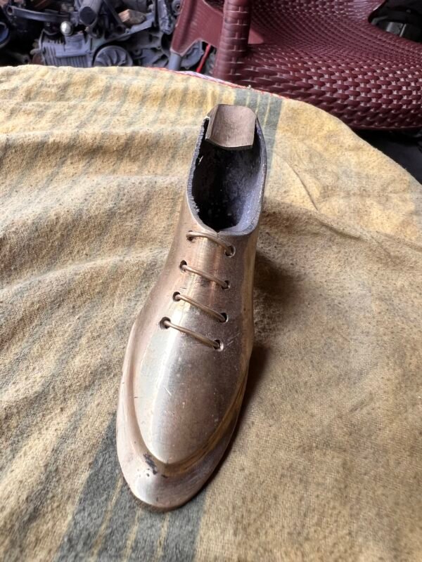 Antique Bronze Shoe Ashtray – Decorative Shoe-Shaped Table Ashtray