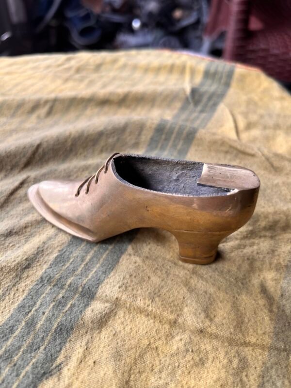 Antique Bronze Shoe Ashtray – Decorative Shoe-Shaped Table Ashtray - Image 3