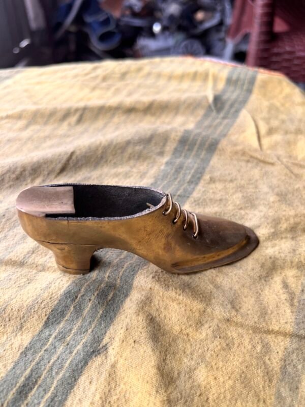 Antique Bronze Shoe Ashtray – Decorative Shoe-Shaped Table Ashtray - Image 2