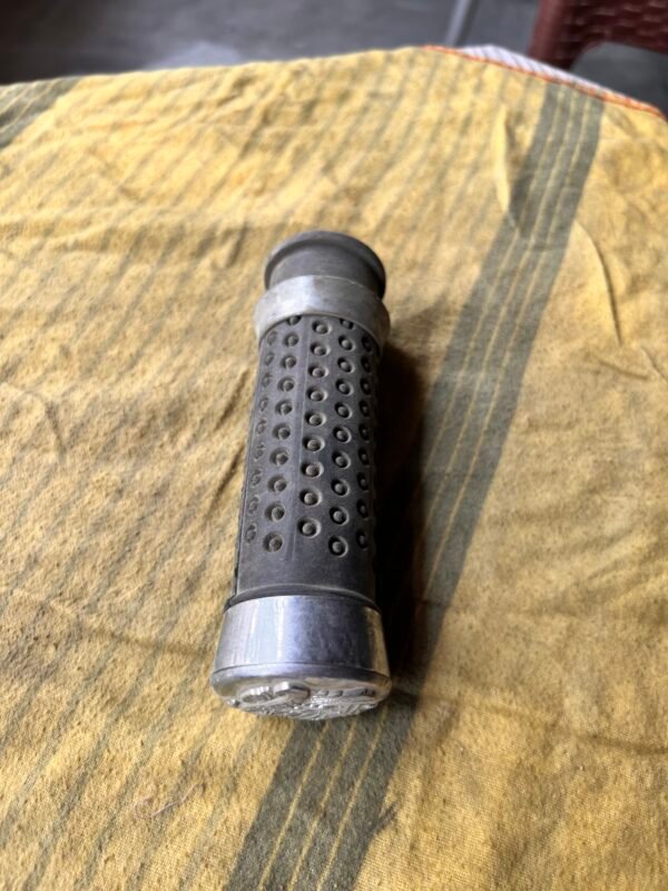 Antique Silver & Rubber Motorcycle Throttle Grip Set – Vintage-Style Accelerator Handles (22 mm) - Image 4
